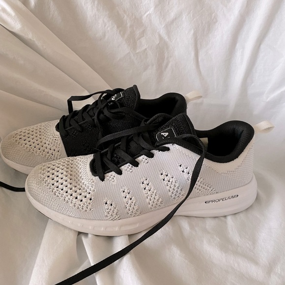 APL Shoes - APL techloom pro black and white size 7.5